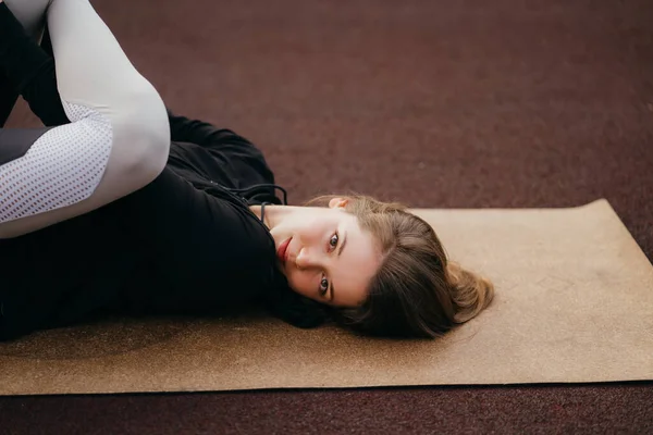 Mladá fit žena ve sportovním oblečení vlaky venku na hřišti. — Stock fotografie