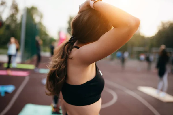 Atractivo deporte mujer campo de deportes y mirando hacia otro lado. —  Fotos de Stock