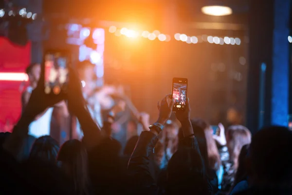 Nahaufnahme von Videoaufnahmen mit dem Smartphone während eines Konzerts. — Stockfoto