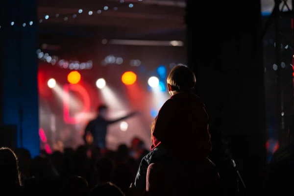 Gece kulübünde rock konserinden hoşlanan birçok kişinin fotoğrafı. — Stok fotoğraf