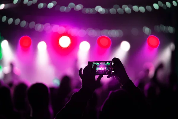 Personne gros plan de l'enregistrement vidéo avec smartphone lors d'un concert. — Photo