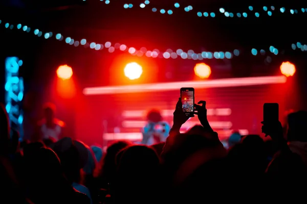 Konser sırasında akıllı telefonla video kaydını kapatan kişi. — Stok fotoğraf