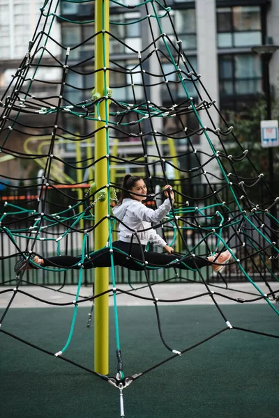 Jeune femme s'amuser sur la pyramide de corde — Photo