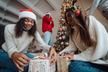 Güzel kız yeni yıl için hediyeleri değişecek..
