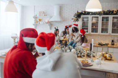 Çok ırklı gençler yeni yıl arifesini partide kutluyorlar