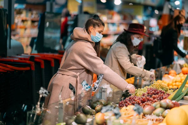 Νεαρή γυναίκα με προστατευτική μάσκα κάνει αγορές — Φωτογραφία Αρχείου