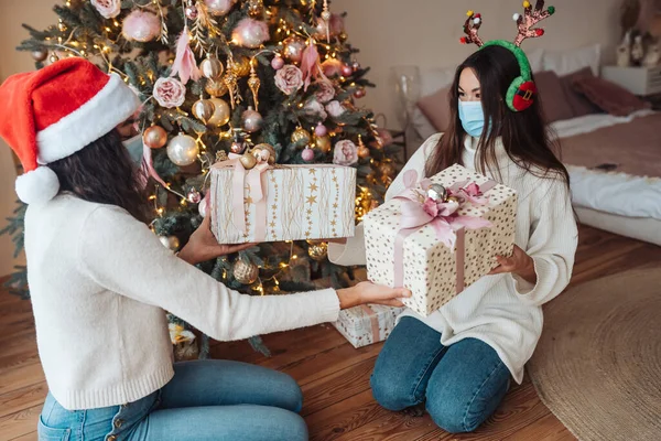 Vackra flicka utbyte gåvor för det nya året. — Stockfoto