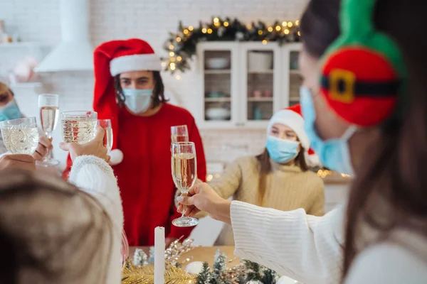 Jeunes multiethniques célébrant le Nouvel An à la fête — Photo