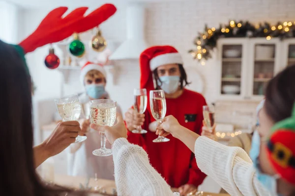 Jeunes multiethniques célébrant le Nouvel An à la fête — Photo