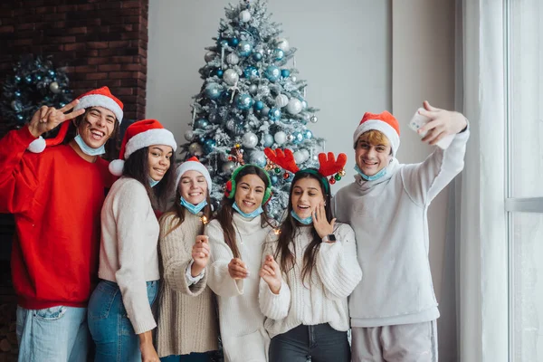 Multietniska ungdomar firar nyårsafton med tomtebloss — Stockfoto