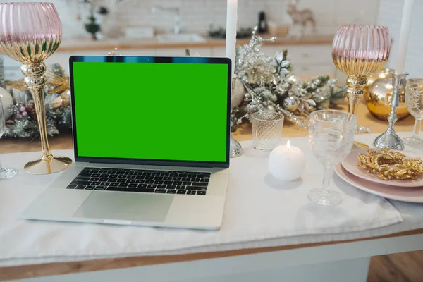 แล็ปท็อปที่มีหน้าจอสีเขียว โครเมคีใกล้กับการตกแต่งปีใหม่ ธีมคริสต์มาส . — ภาพถ่ายสต็อก