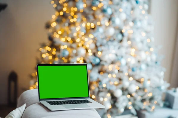 Laptop dengan layar hijau kromakey dekat dekorasi Tahun Baru. Tema Natal. — Stok Foto