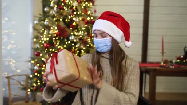 Chica sosteniendo un regalo de Navidad en Nochevieja. — Vídeos de Stock