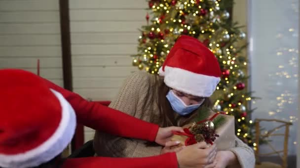 Dwie dziewczyny walczą o prezent świąteczny. — Wideo stockowe
