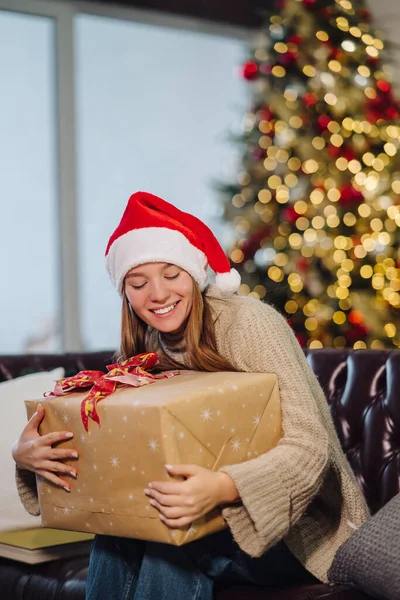 Flicka som håller en julklapp på nyårsafton. — Stockfoto