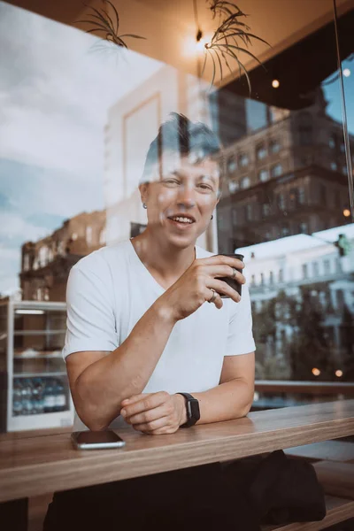 Young, handsome man is drinking his morning coffee in a cafe. — Stock Photo, Image
