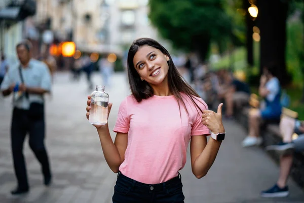 Belle jeune fille avec une bouteille d'eau — Photo