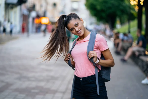 Style de vie d'été portrait de mode de jeune femme élégante — Photo