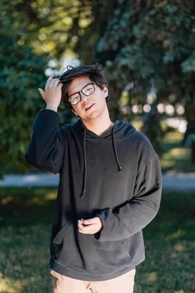 Portrait de jeune étudiant heureux avec des lunettes en tenue décontractée — Photo