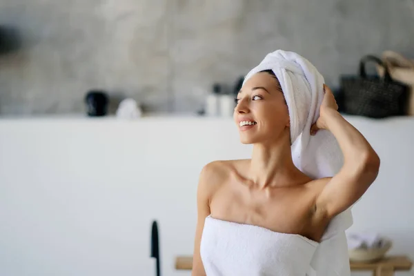 Modelo femenino en toalla blanca. Concepto de mujer, belleza e higiene. —  Fotos de Stock