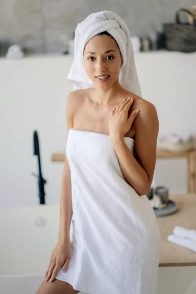 Vrouwelijk model in witte handdoek. Vrouwen, schoonheid en hygiëne. — Stockfoto