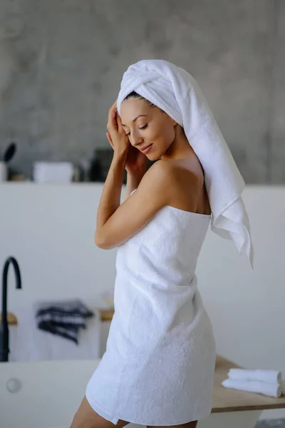 Modelo femenino en toalla blanca. Concepto de mujer, belleza e higiene. —  Fotos de Stock
