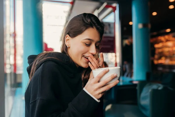 Primer plano retrato de bonita hembra bebiendo café. — Foto de Stock