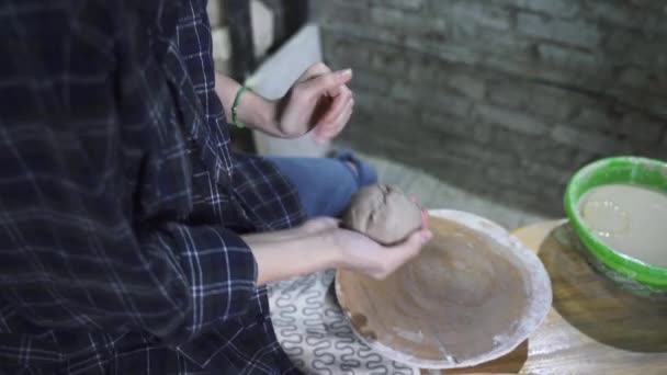 Lo studente prepara l'argilla per lavoro. Lezione di ceramica con maestro. — Video Stock