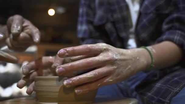 Fare una pentola di argilla fatta a mano in laboratorio. Lezione di ceramica con maestro. — Video Stock