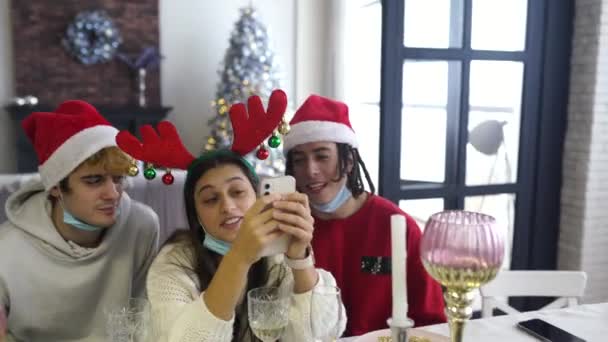 Jovens comemorando véspera de Ano Novo se divertindo na festa — Vídeo de Stock
