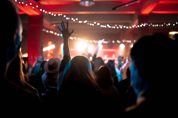 Foto de muchas personas disfrutando de concierto de rock en discoteca —  Fotos de Stock