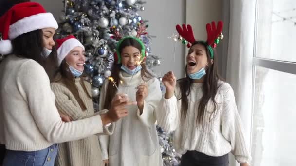 Multi-ethnic young people celebrating New year eve holding sparklers — Stock Video