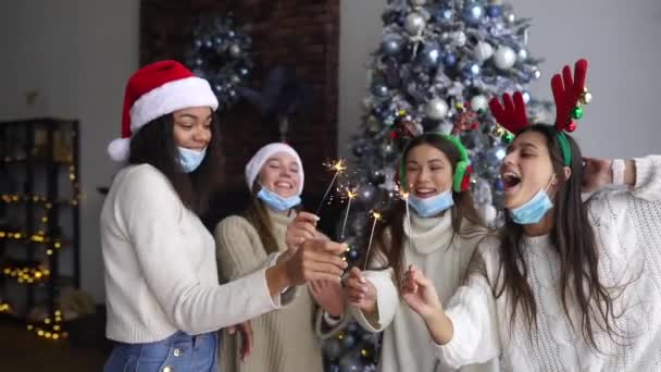 Des jeunes multiethniques célèbrent le Nouvel An en tenant des étincelles — Video