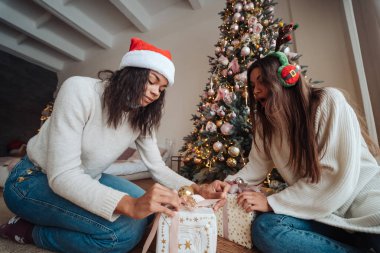 Güzel kız yeni yıl için hediyeleri değişecek..
