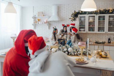 Çok ırklı gençler yeni yıl arifesini partide kutluyorlar