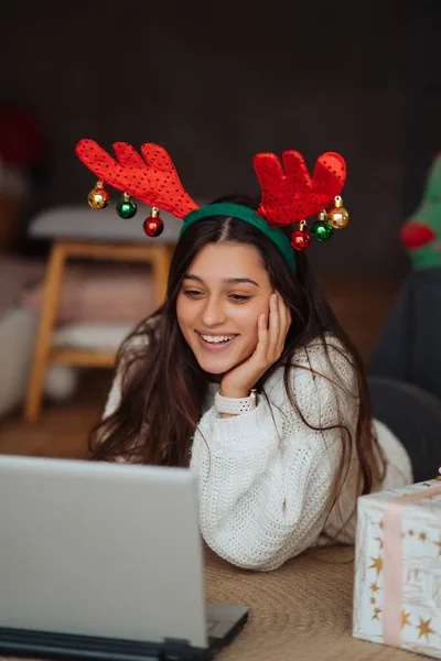 Perempuan dengan tanduk saat berbicara dengan teman online di laptop — Stok Foto