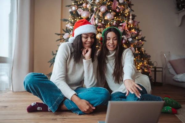 Två flickor när du talar med online-vän på bärbar dator — Stockfoto