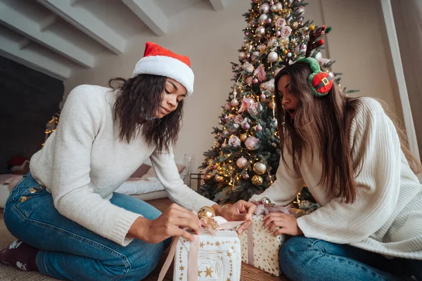 Güzel kız yeni yıl için hediyeleri değişecek..