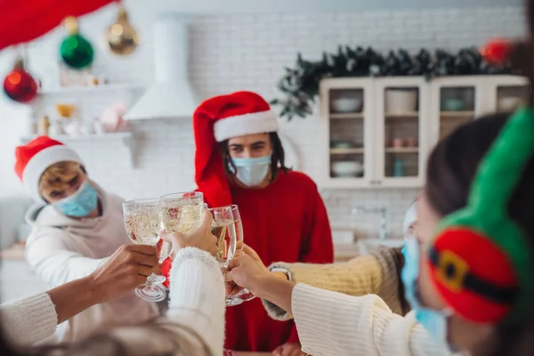 Jeunes multiethniques célébrant le Nouvel An à la fête — Photo