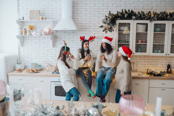 Κορίτσια κουβεντιάζουν, κουτσομπολεύουν στην κουζίνα την παραμονή της Πρωτοχρονιάς — Φωτογραφία Αρχείου