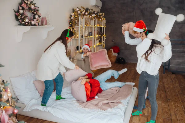 Multi-etnis teman bersenang-senang pertempuran di bantal pada malam tahun baru — Stok Foto