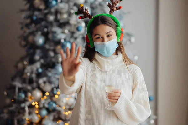 Vacker ung kvinna i skyddande mask med glas champagne — Stockfoto