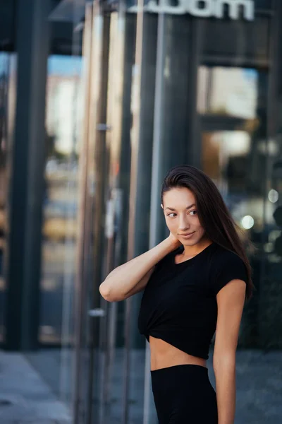 Mulher bonita, verão na cidade, treinamento de fitness na rua. — Fotografia de Stock