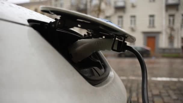 Een elektrische auto opladen bij een centrale — Stockvideo