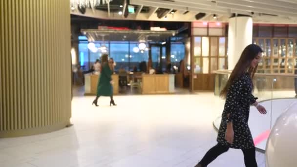 La chica de la moda en el pasillo del supermercado — Vídeos de Stock