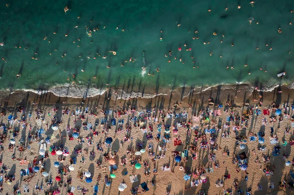 Вид с воздуха на толпу людей на пляже — стоковое фото