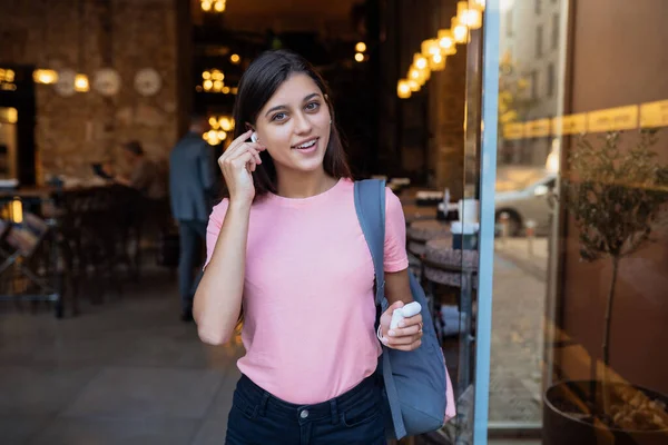 Wanita muda Kaukasia menarik dengan headphone nirkabel — Stok Foto