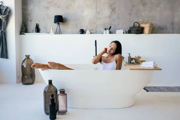 Mujer atractiva en lencería posando en el baño —  Fotos de Stock