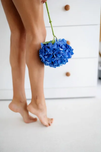 Фото красивых женских ног с голубыми цветами, крупным планом. — стоковое фото
