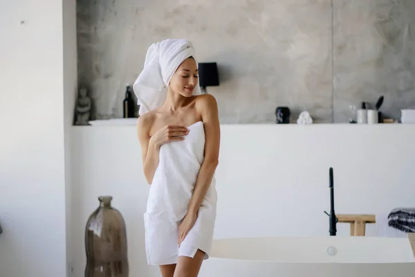 Modèle féminin en serviette blanche. Concept femmes, beauté et hygiène. — Photo